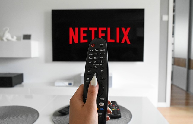Telecomandă TV și premium channels pe un ecran
